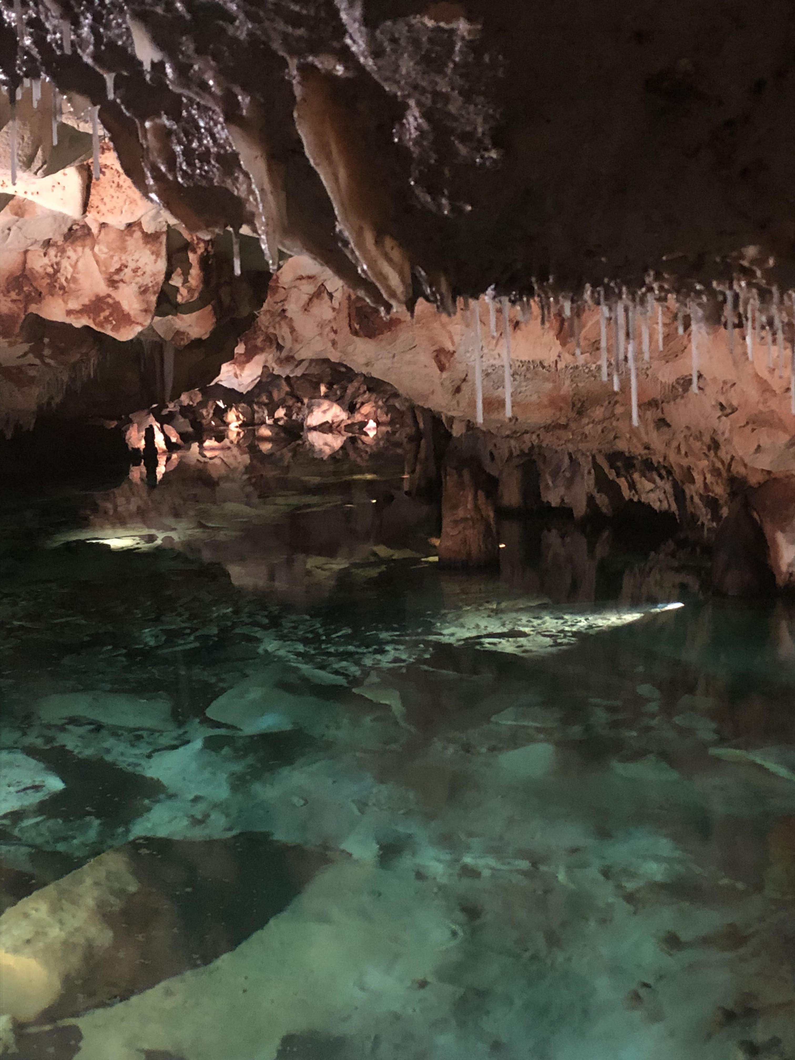 Claredat a la foscor. Cova aigua, Cala Blanca a Menorca - Eva Miró.