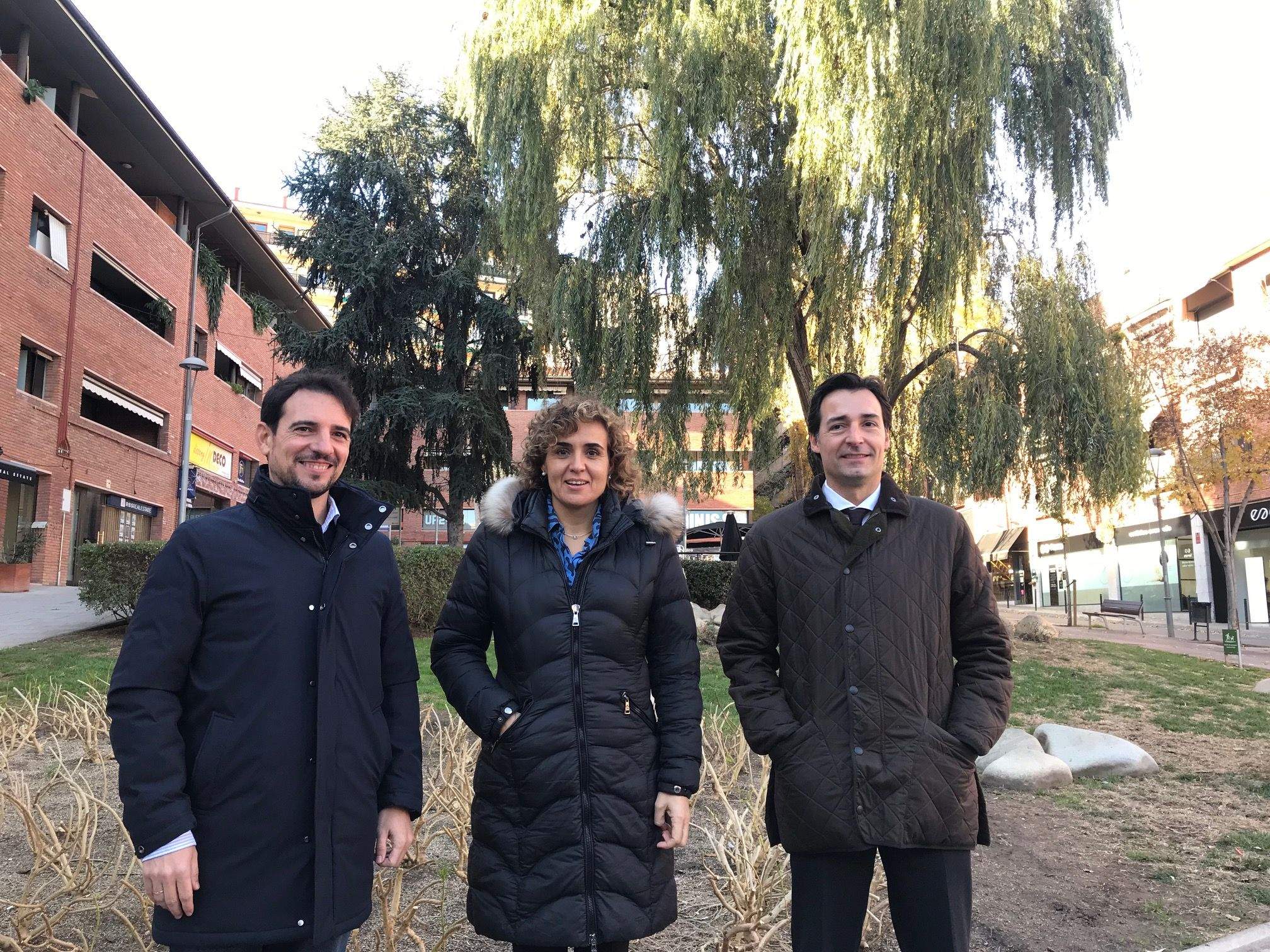 Manu Reyes, Dolors Montserrat i Álvaro Benejam, d'esquerra a dreta, a Sant Cugat. FOTO: Nielo Ballart