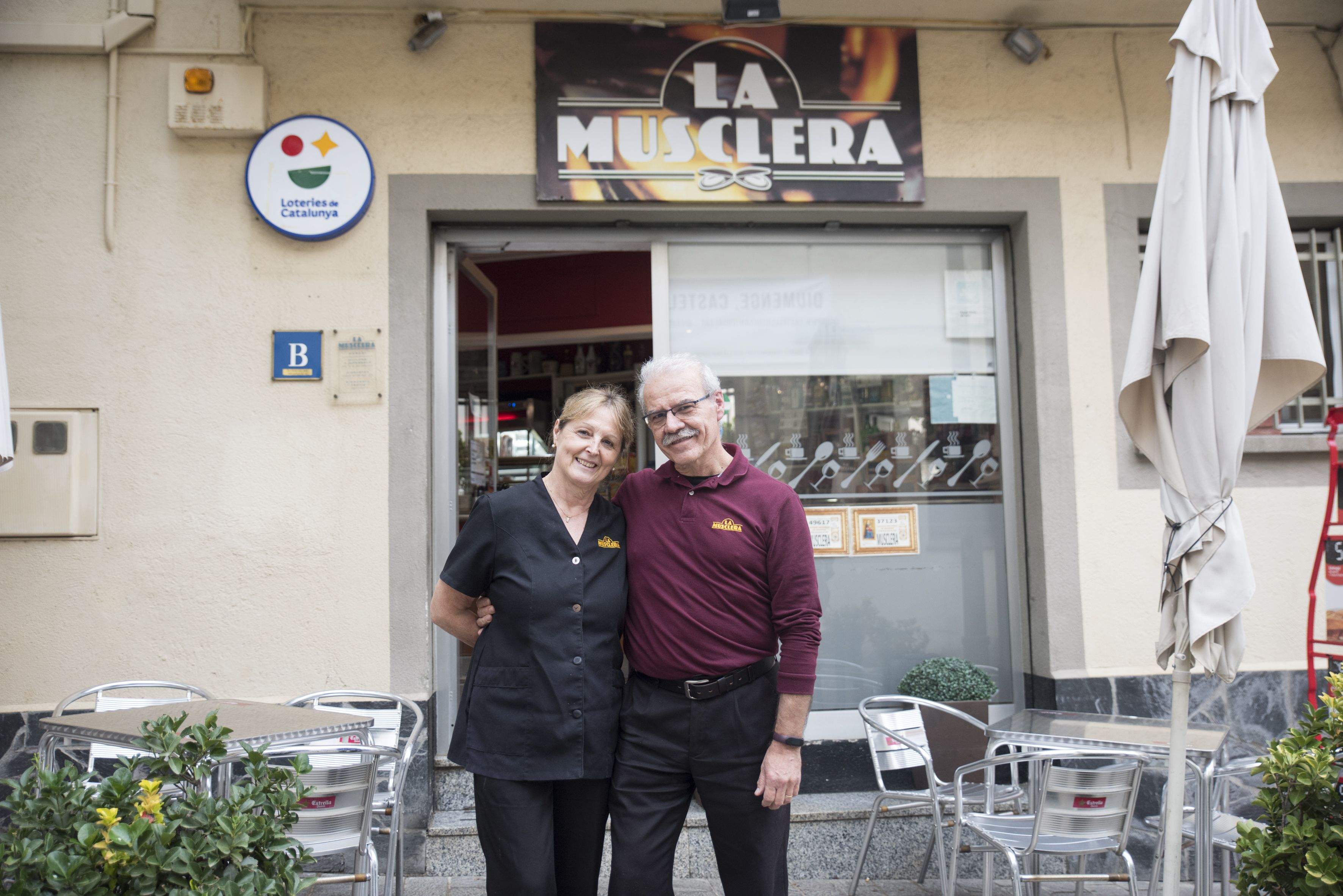 En Josep Maria i la Maria Isabel, propietaris del mític bar del carrer de Sant Bonaventura, que tanca les seves portes aquest desembre. FOTO: Bernat Millet