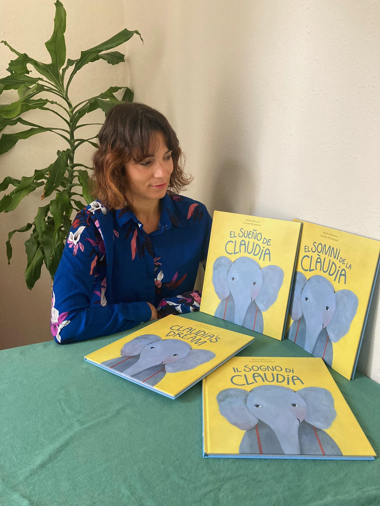 Marta Morros i el seu primer llibre 'El somni de la Clàudia'. FOTO: Cedida per Marta Morros.