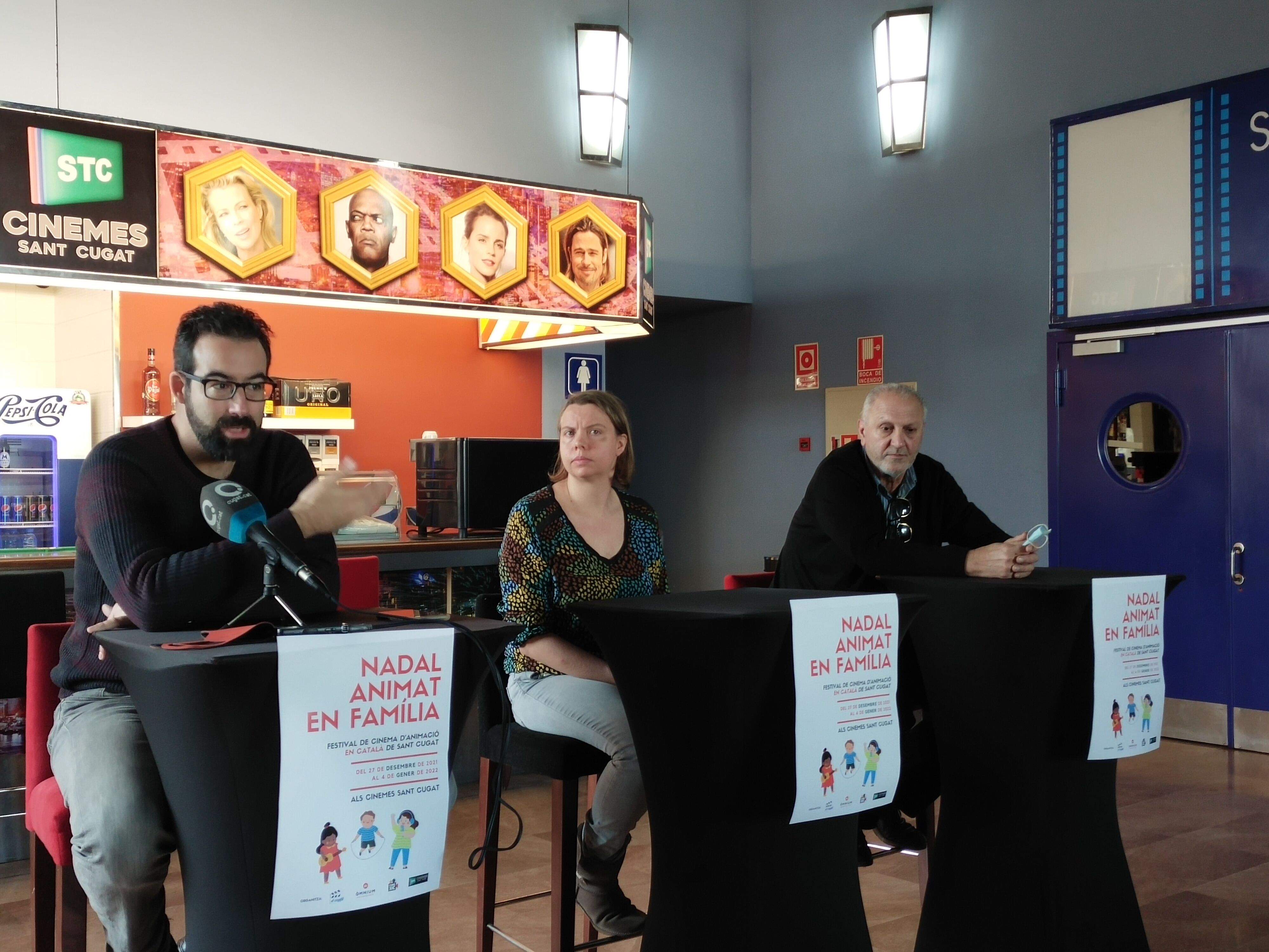 Armadàs (Cinèfil), Carbó (Òmnium Sant Cugat) i Lafuente (Cinemes Sant Cugat), d'esquerra a dreta, en la presentació dels 2 festivals d'animació en català en els Cinemes Sant Cugat. FOTO: Nielo Ballart