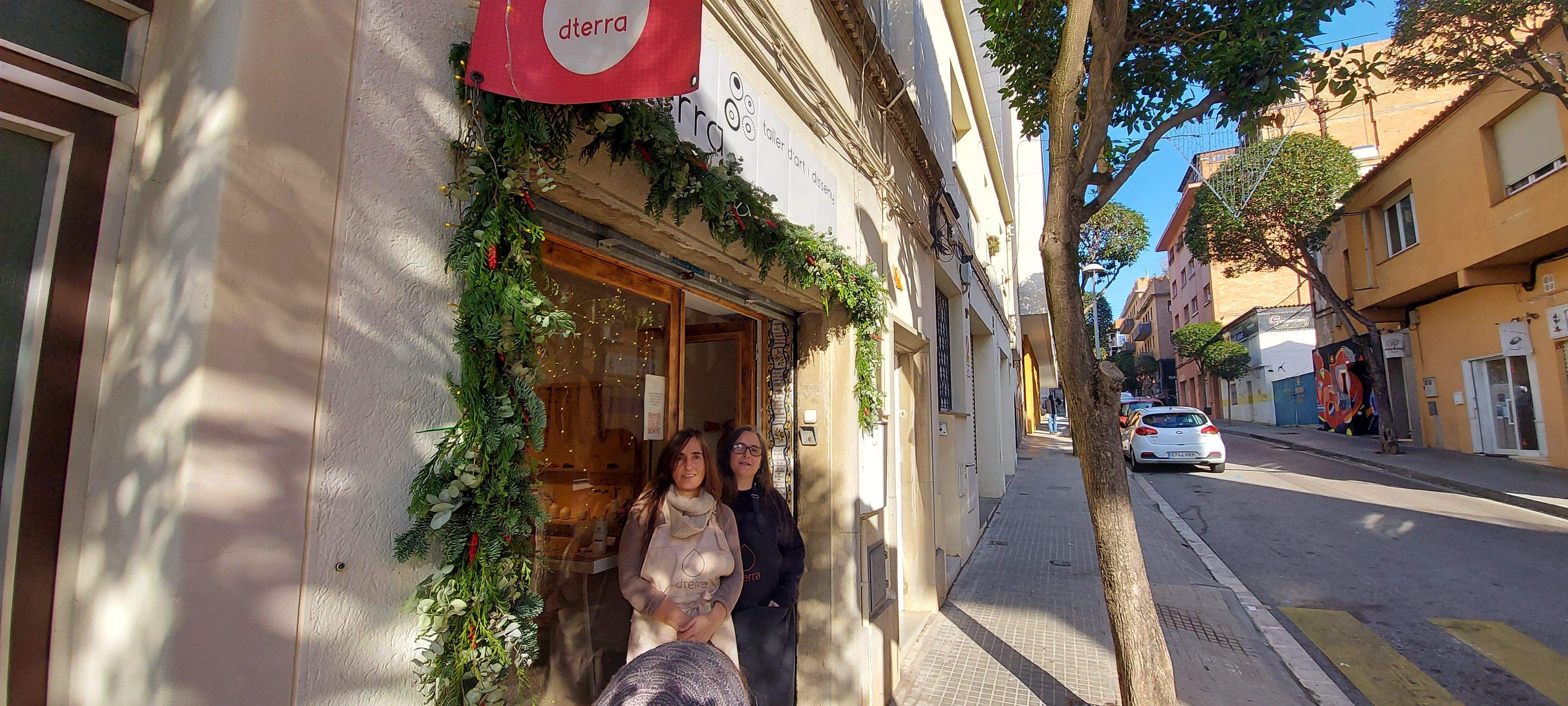 Roberta Ferreira i Laura Jener, davant de l'espai cultural dterra a Sant Cugat. FOTO: JLSilva