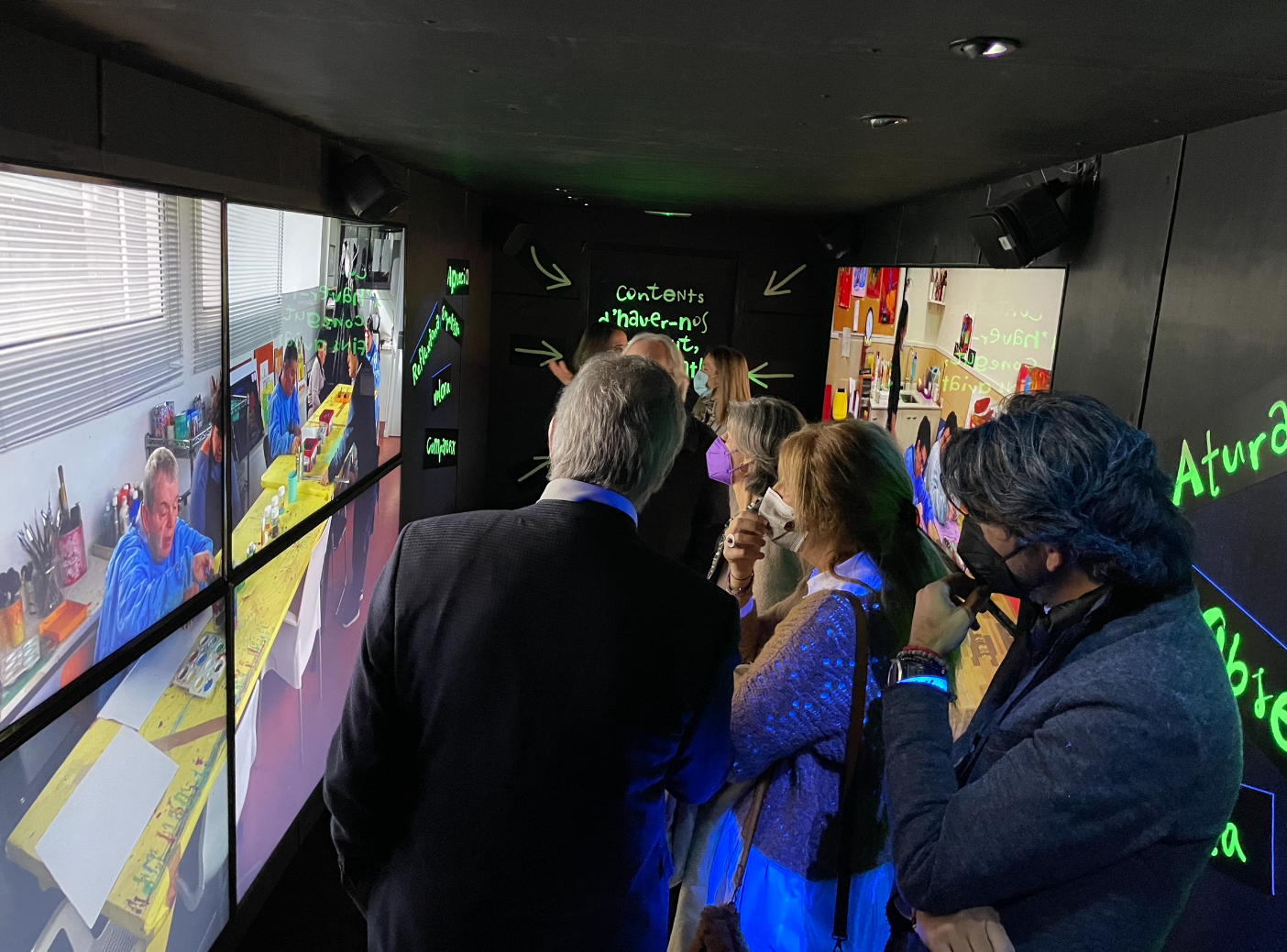 Dins l'exposició CapacitArts hi ha una sala d'audiovisual on es veuen els usuaris als seus tallers. FOTO: TOT SANT CUGAT