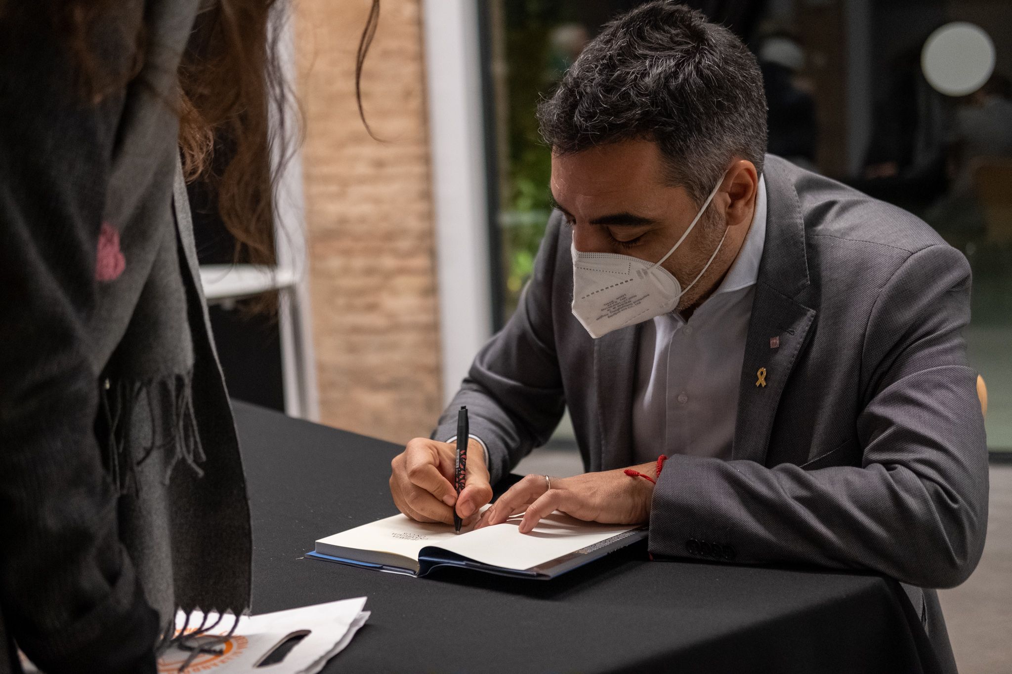 Jofre Llombart signa signa dedicatòries als lectors. FOTO: Ale Gómez