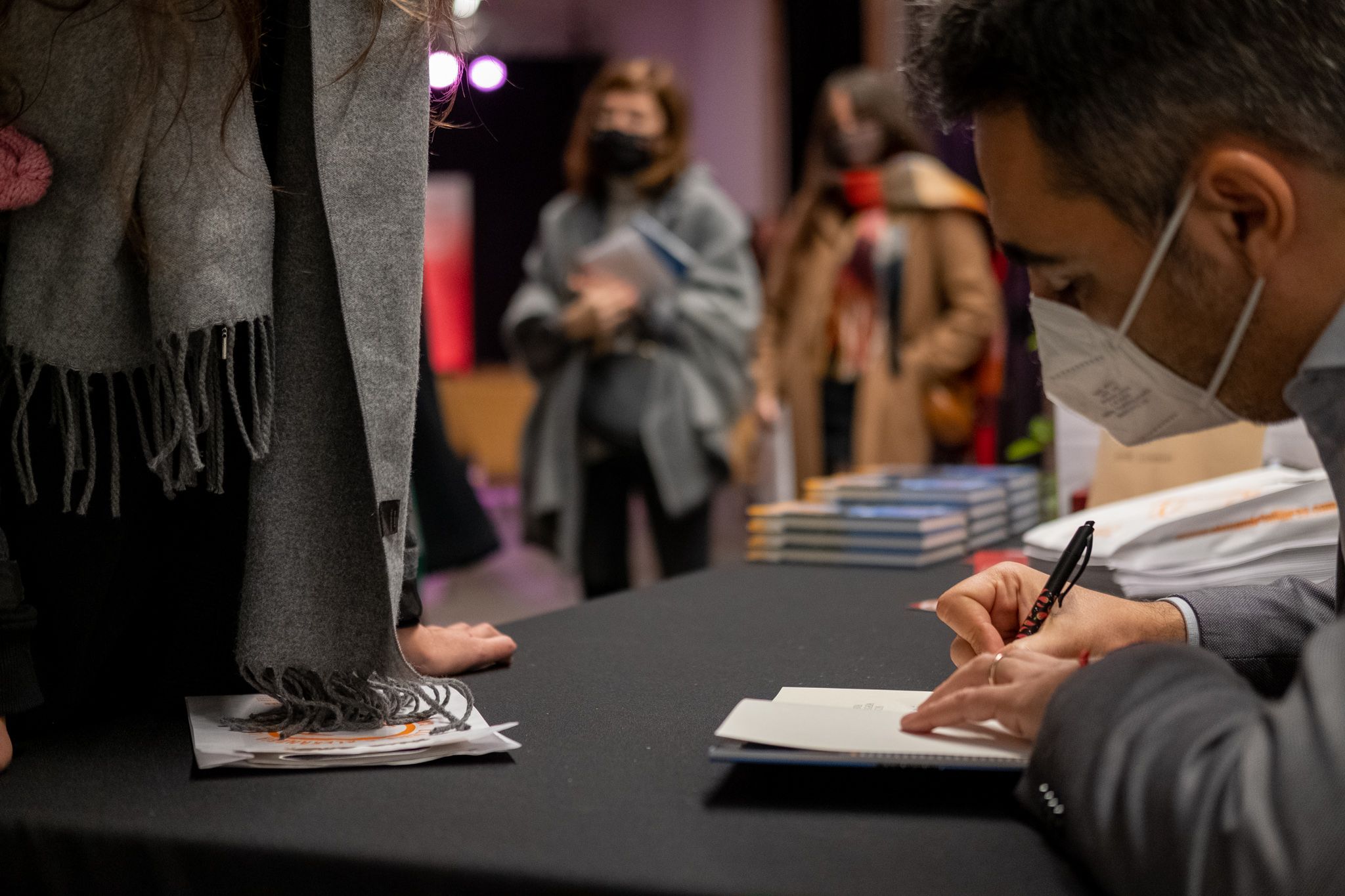 Jofre Llombart signa el llibre als lectors. FOTO: Ale Gómez