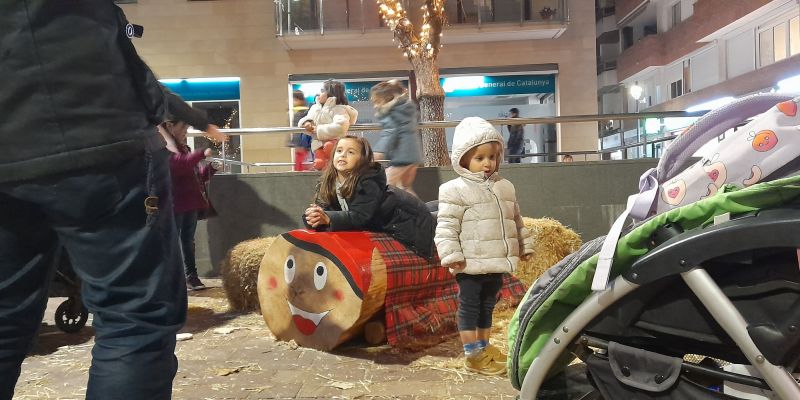 La plaça de Can Quitèria fa cagar el seu tió. FOTO: Cristina Cabasés