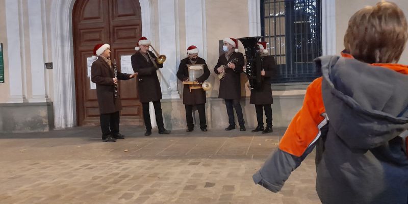 Una banda tocava nadales pels carrers de Sant Cugat. FOTO: Cristina Cabasés