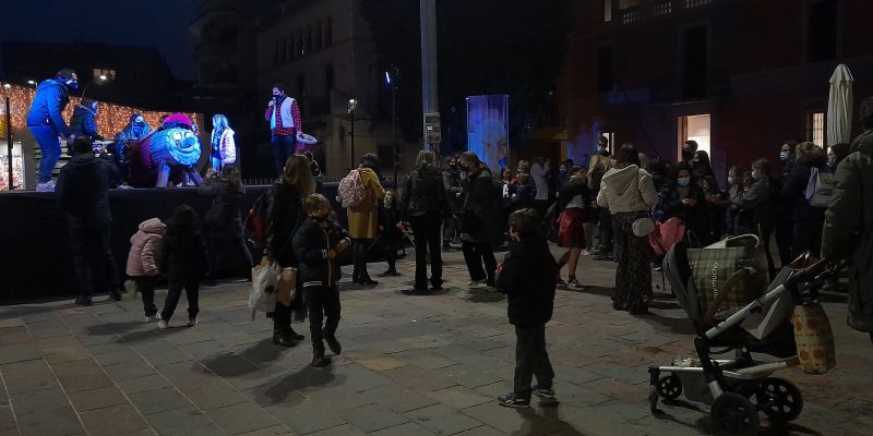 La plaça de Can Quitèria fa cagar el seu tió. FOTO: Cristina Cabasés
