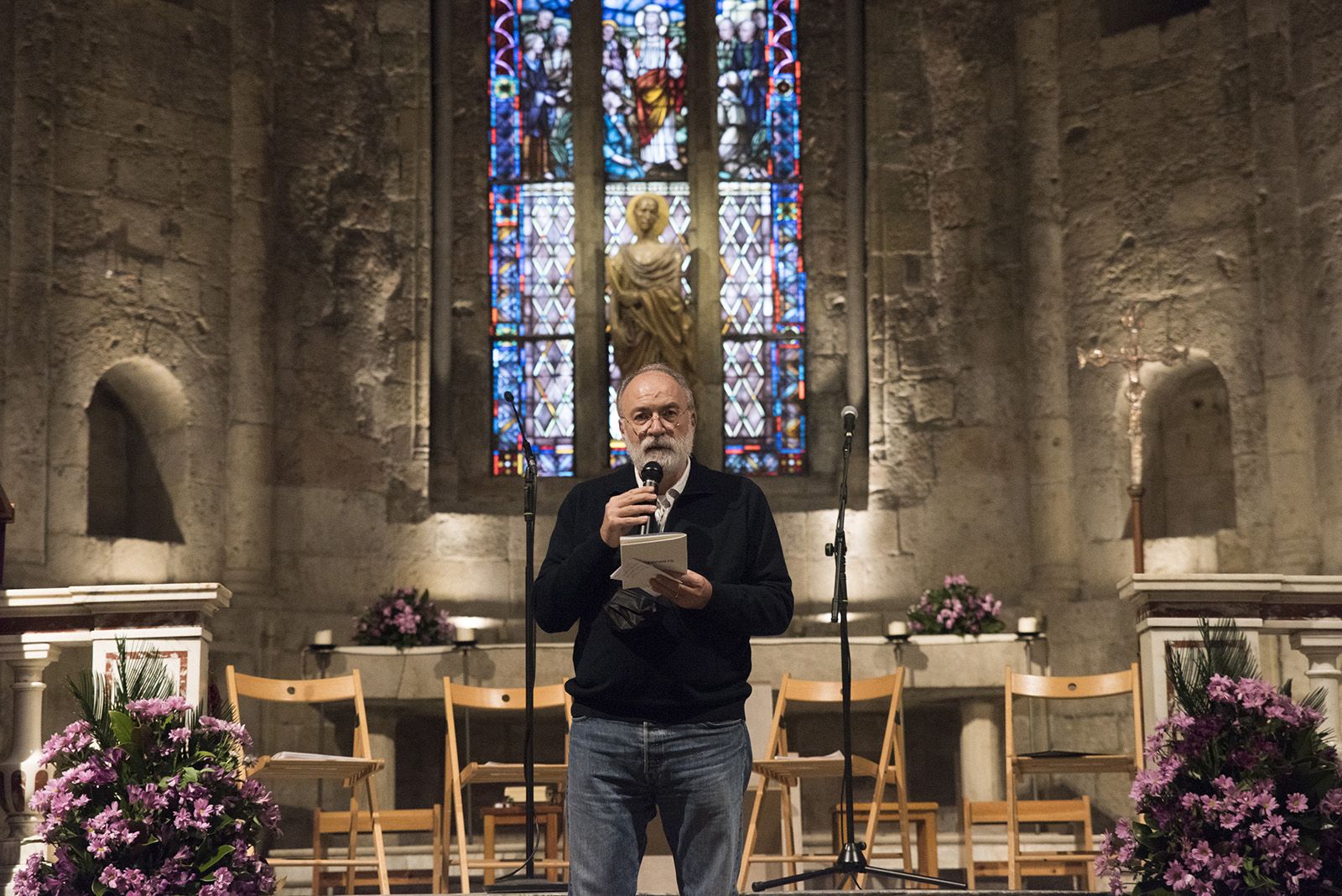 Nadal a Casa a l'esglesia monestir organitzat per Òmnium Sant Cugat, un recull de poesia nadalenca i concert de nadales FOTO: Bernat Millet 