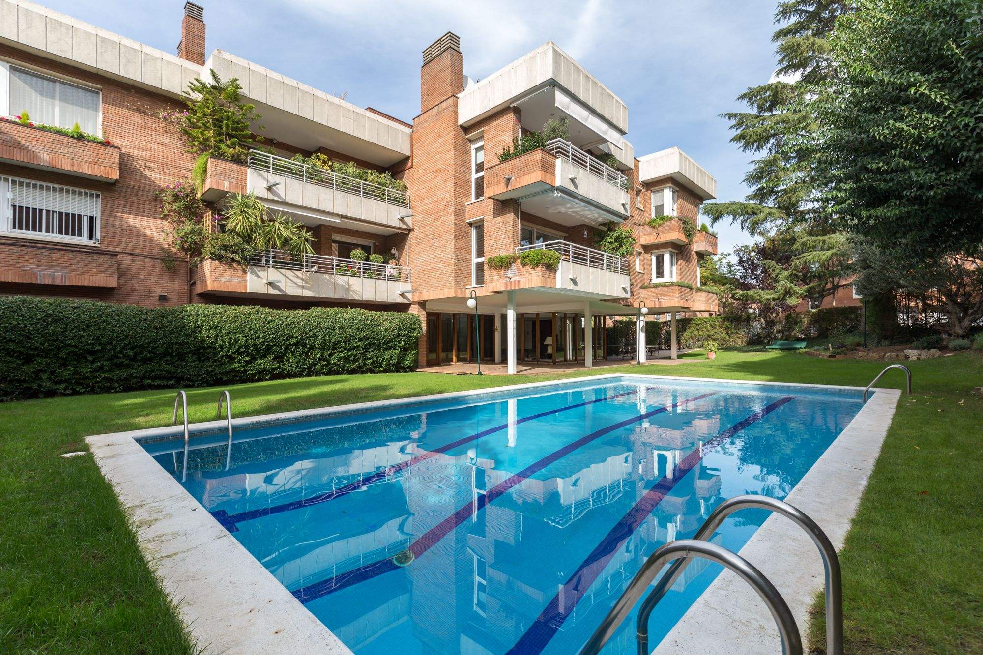 Piscina del pis senyorial de la immobiliària AMAT a l'Eixample. FOTO: Cedida
