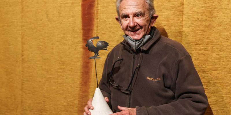 Josep Maria Jaumà amb el Gall d'honor. FOTO: (Lali Puig) Ajuntament