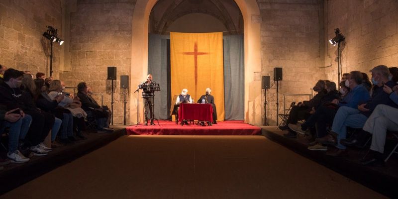 A la presentació, a la sala Capitular, hi havia el 70% de l'aforament permès. FOTO: Bernat Millet