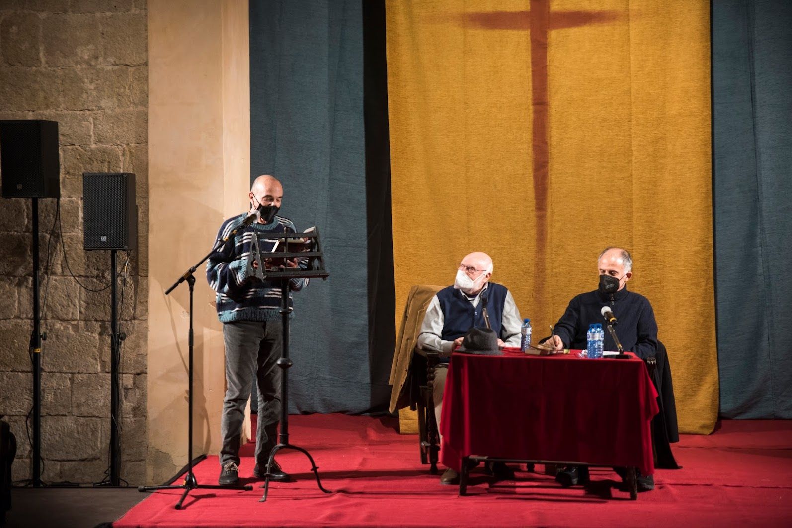 L'actor Joan Berlanga ha llegit un fragment de l'obra abans de la presentació del llibre d'Eduard Jener. L'autor del llibre al centre i Xavier Escura, a la dreta. FOTO: Bernat Millet
