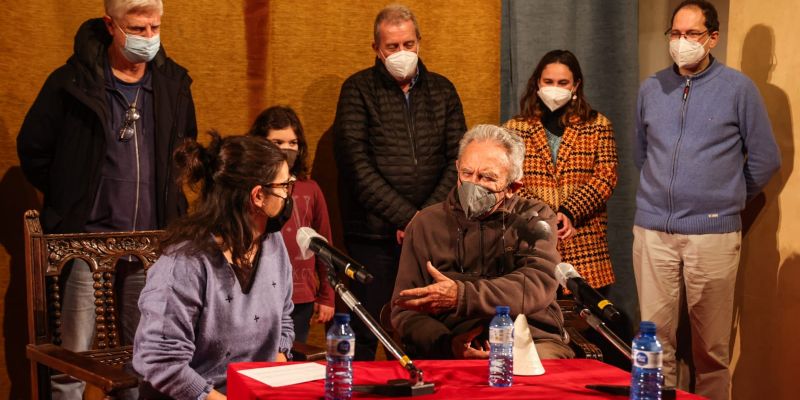 Jaumà amb Esther Madrona i membres d'Amics de Pedra i Sang. FOTO: LALI PUIG (Ajuntament)
