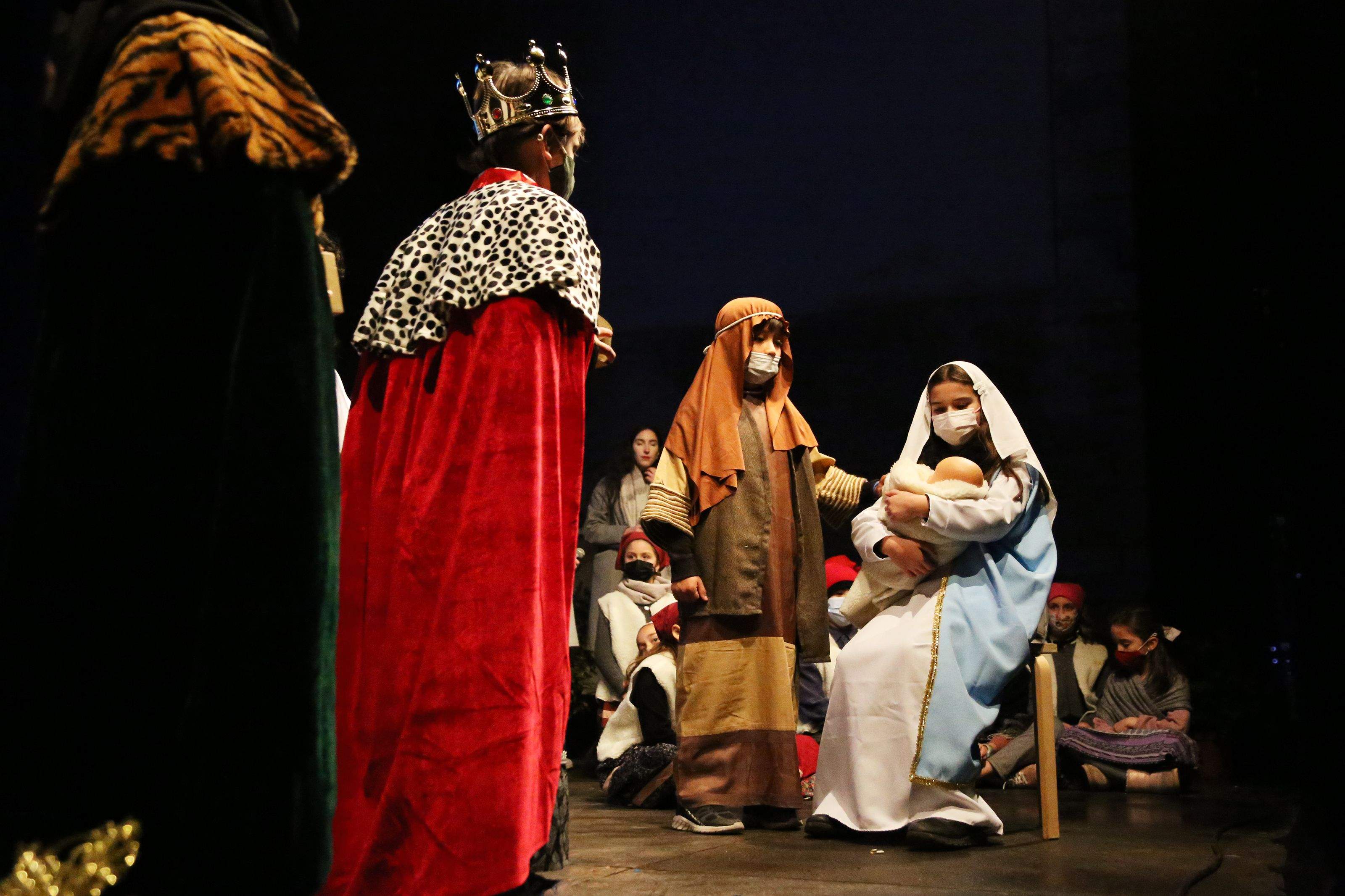 El pessebre vivent i les nadales de la Parròquia celebren el naixement del nen Jesús. FOTO: Anna Bassa