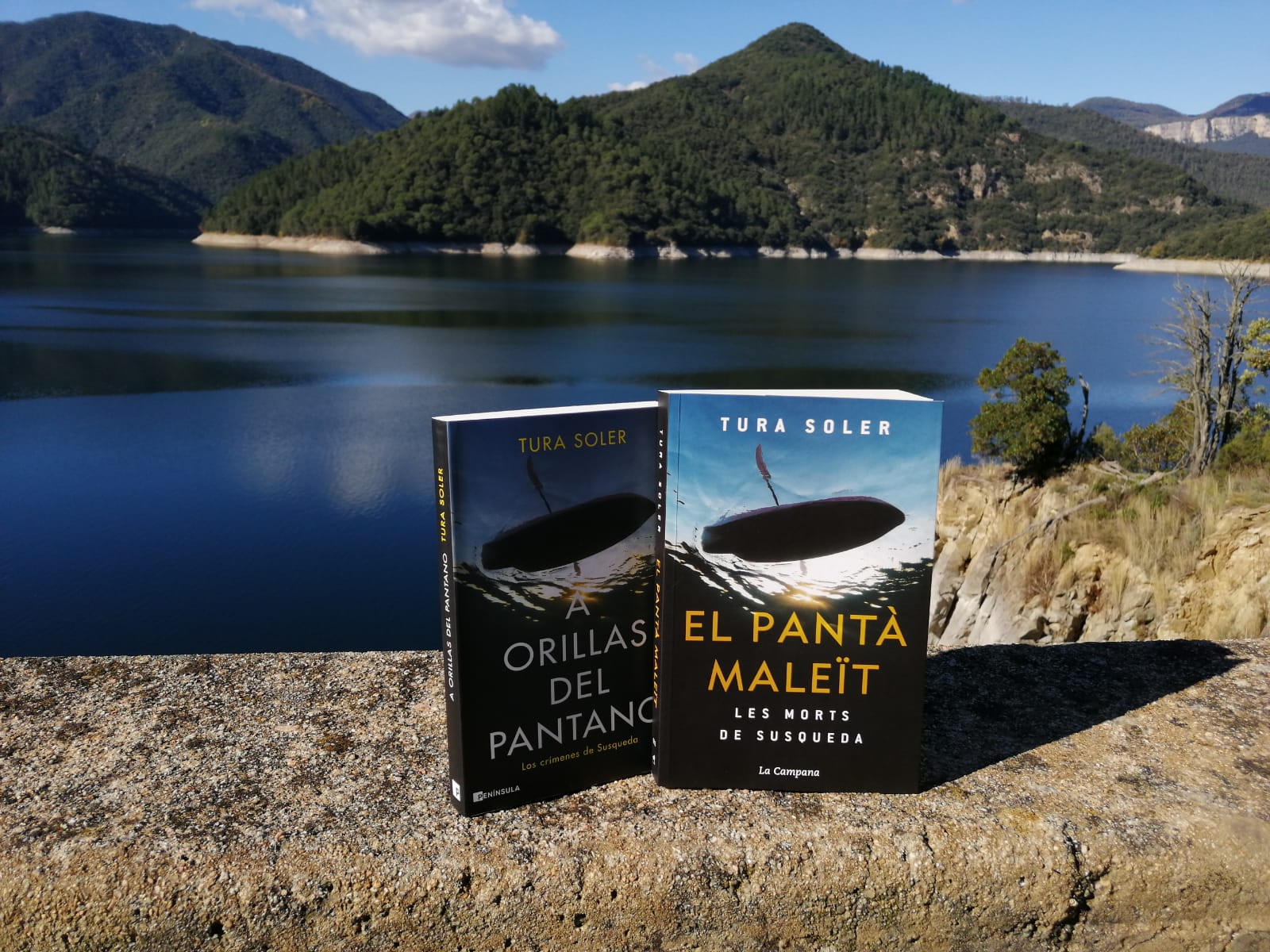 El llibre El pantà maleït en el pantà de Susqueda FOTO: Cedida