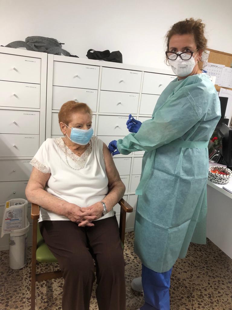 Trinidad Pac, una de les primeres santcugatenques a rebre la vacuna FOTO: Salut