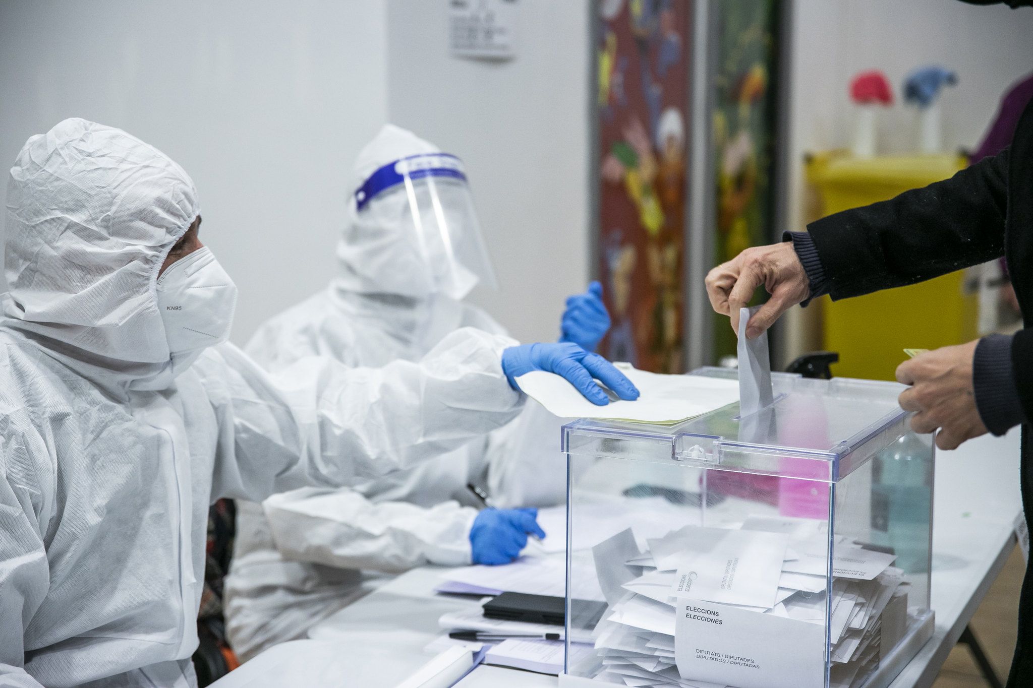 Els comicis al Parlament es van fer amb les mesures de seguretat covid. EPIS a ‘L’hora dels contagiats’