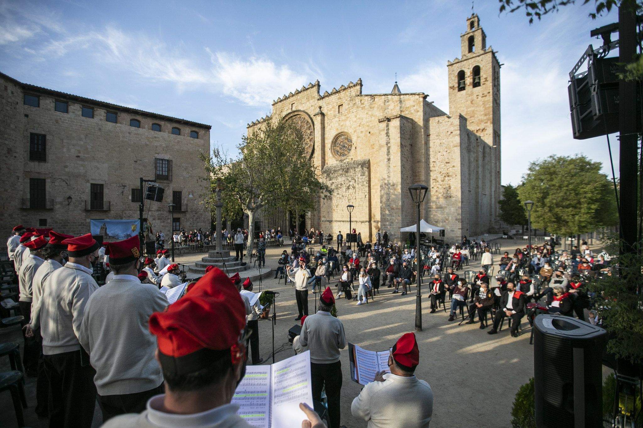 seguretat covid. EPIS a ‘L’hora dels contagiats’ 6 Tradició La cantada de Caramelles de Pasqua va tornar, però amb un format estàtic