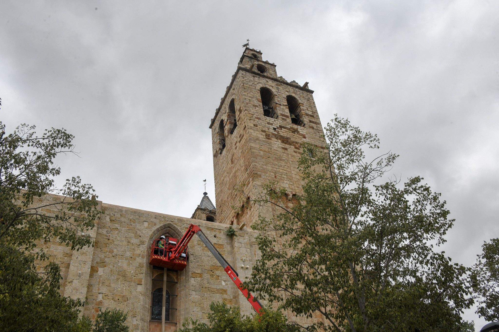 Posant els vitralls del Monestir