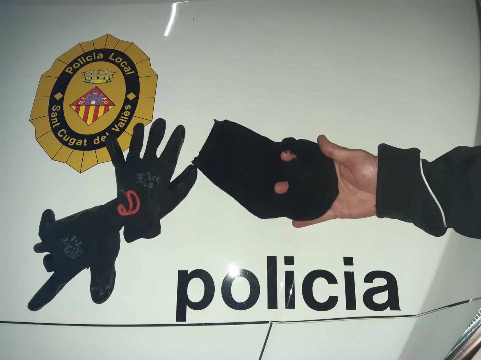Els guants i el passamuntanyes que els sospitosos van deixar a terra. FOTO: Premsa Sant Cugat