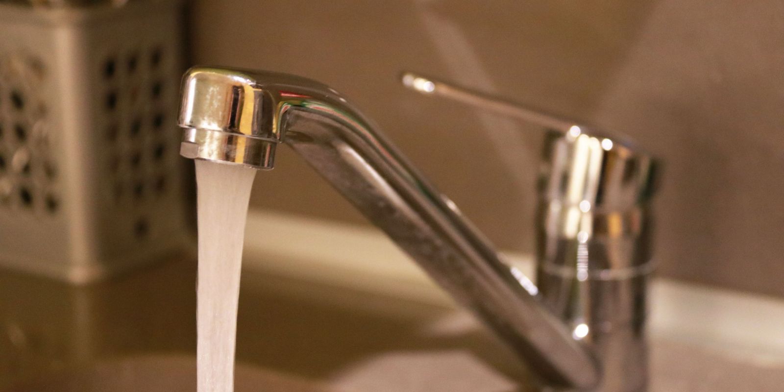 Una aixeta deixant anar aigua. FOTO: Albert Cadanet (ACN)