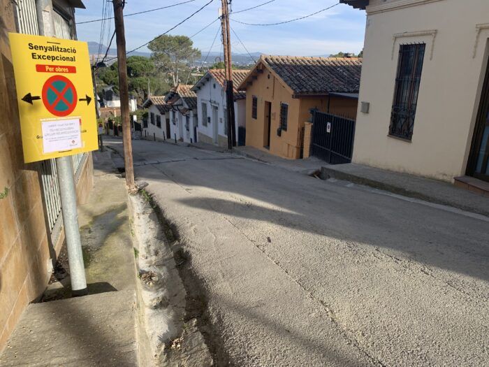 El carrer de Moreneta de Montserrat, el principal de la Colònia Montserrat de Valldoreix FOTO: EMD