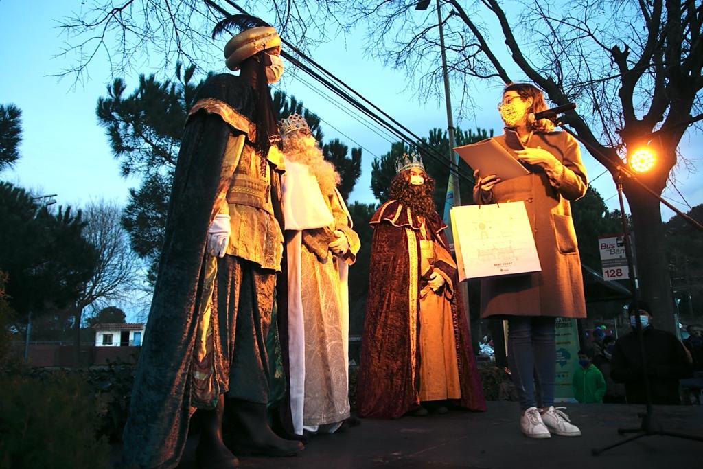Alba Gordó amb els Reis a la Cavalcada de Les Planes. FOTO: Ajuntament