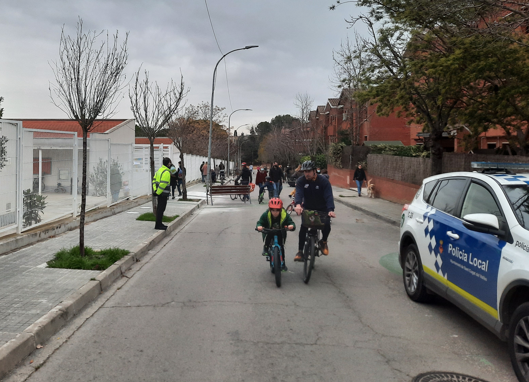 S'han vist moltes famílies circulant per la calçada al carrer de Joan Oliver FOTO: TOT Sant Cugat