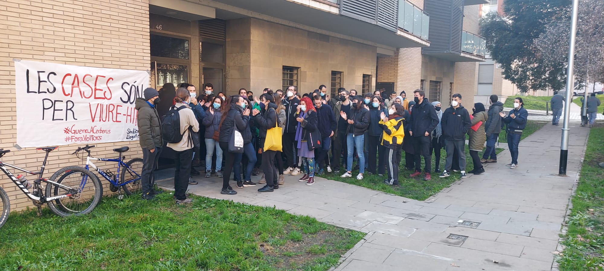 Persones convocades pel Sindicat de llogateres de Sant Cugat davant de l'habitatge afectat. FOTO: JLSilva