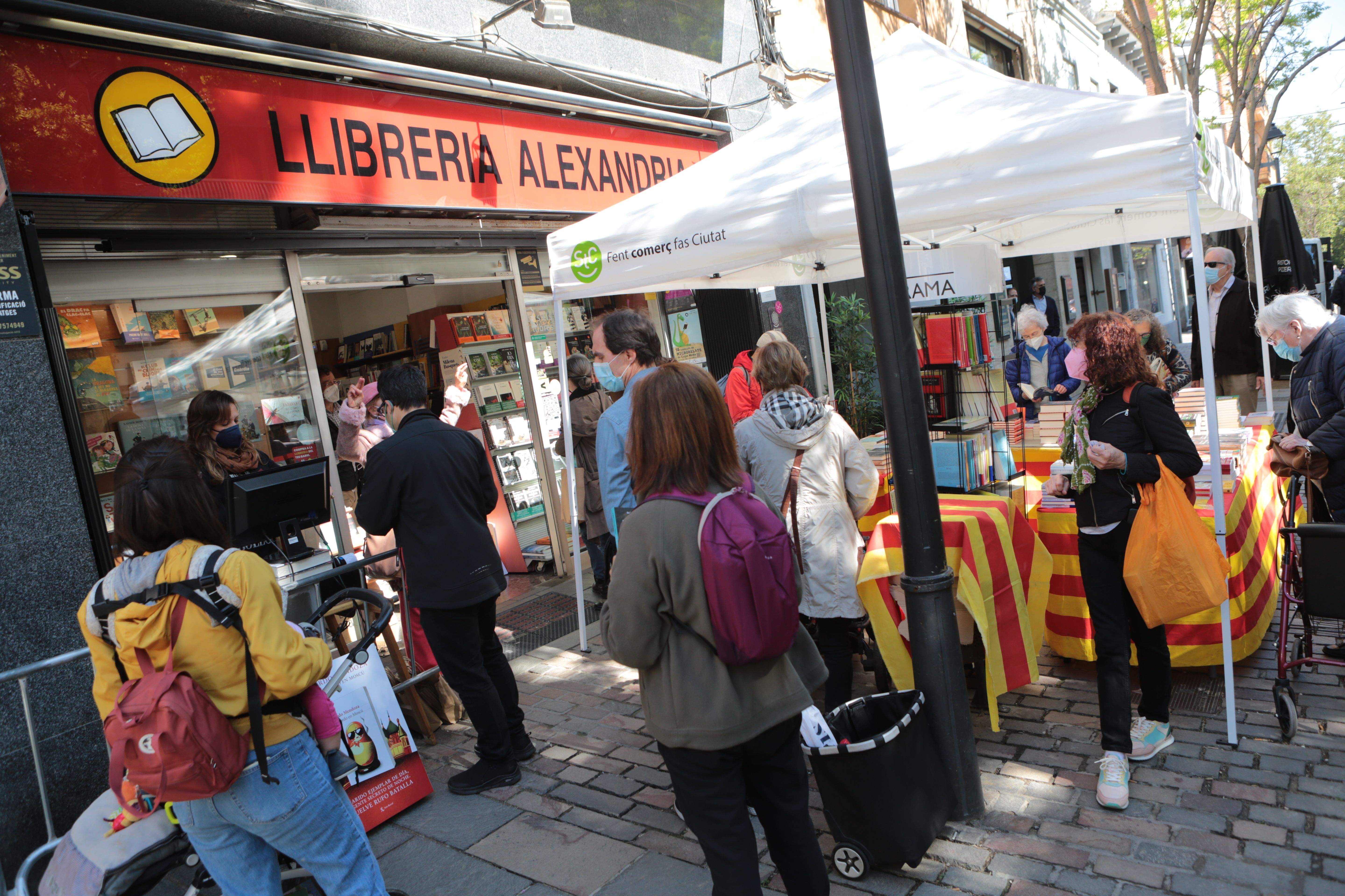 Ciutadans fent cua per comprar llibres aquest passat Sant Jordi FOTO: Artur Ribera