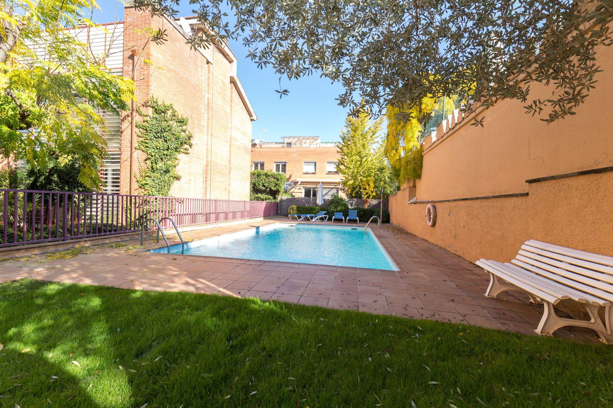  Piscina de la casa adossada a l'Eixample de Sant Cugat de la immobiliària AMAT. FOTO: Cedida