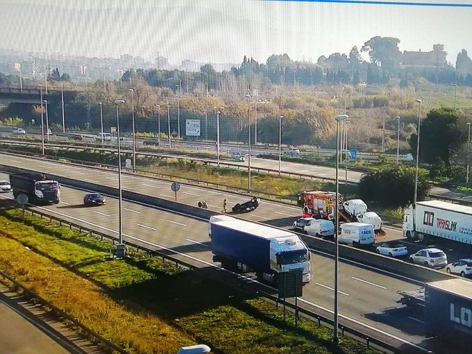 Un vehicle ha bolcat a l'AP-7 entre Cerdanyola i Sant Cugat. FOTO: Trànsit