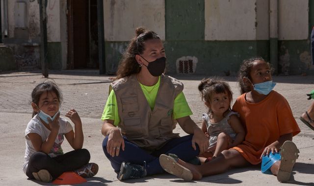 Els programes de la Fundació 'La Caixa', així com els programes contra la pobresa infantil, compten amb 3.142 voluntaris i més de 500 professionals especialitzats en l'atenció a persones en situació de vulnerabilitat. FOTO: Cedida