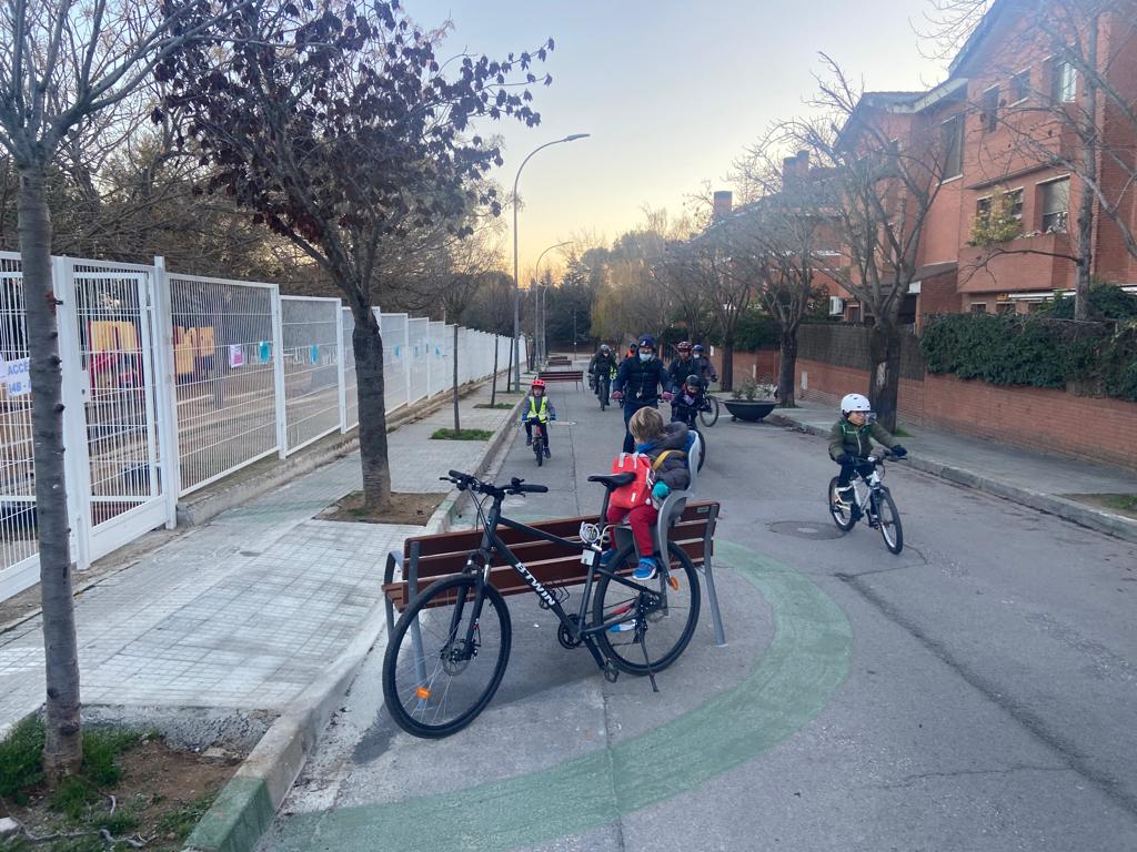 Infants i famílies pel carrer de Joan Oliver FOTO: AFA Pi d'en Xandri