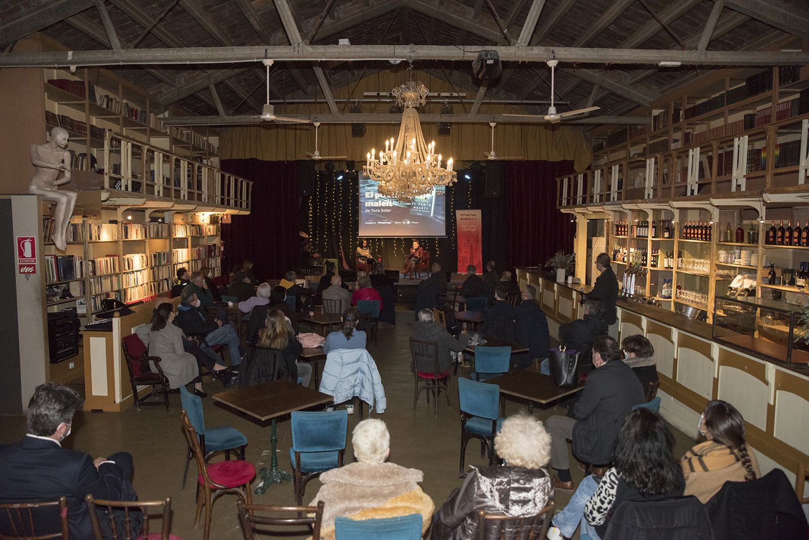 Presentació del llibre "El pantà maleït" i "Orillas del pantano" de Tura Soler. Foto: Bernat Millet.