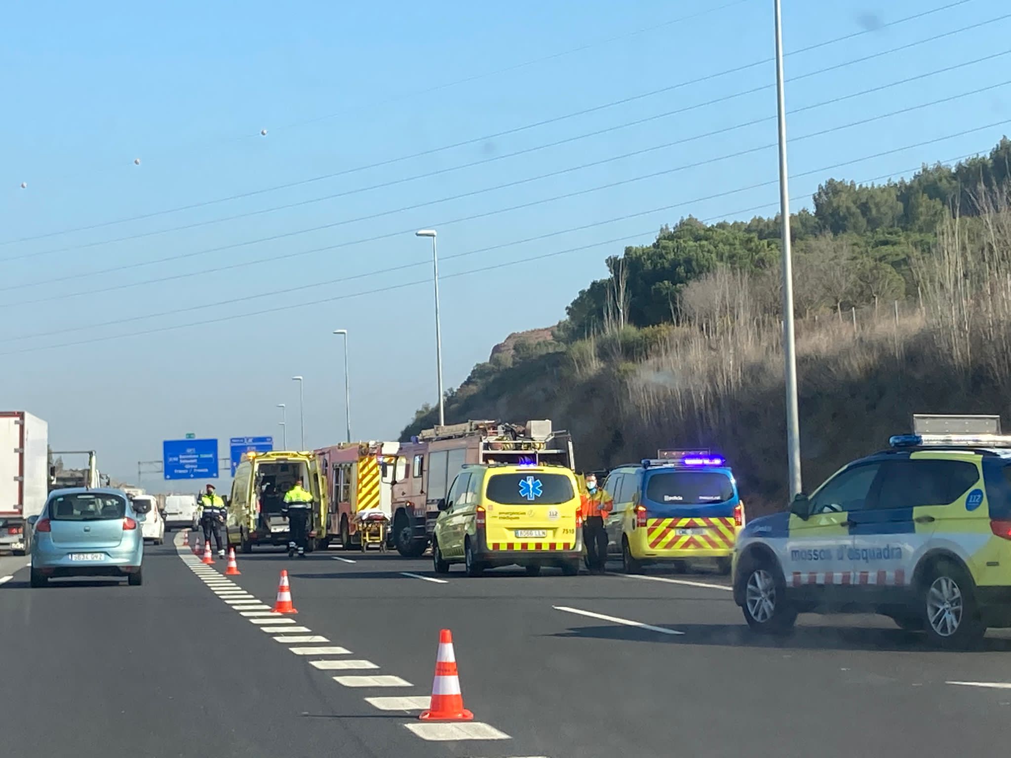 Mossos, Bombers i ambulàncies s'han desplaçat fins al lloc de l'accident FOTO: Cedida