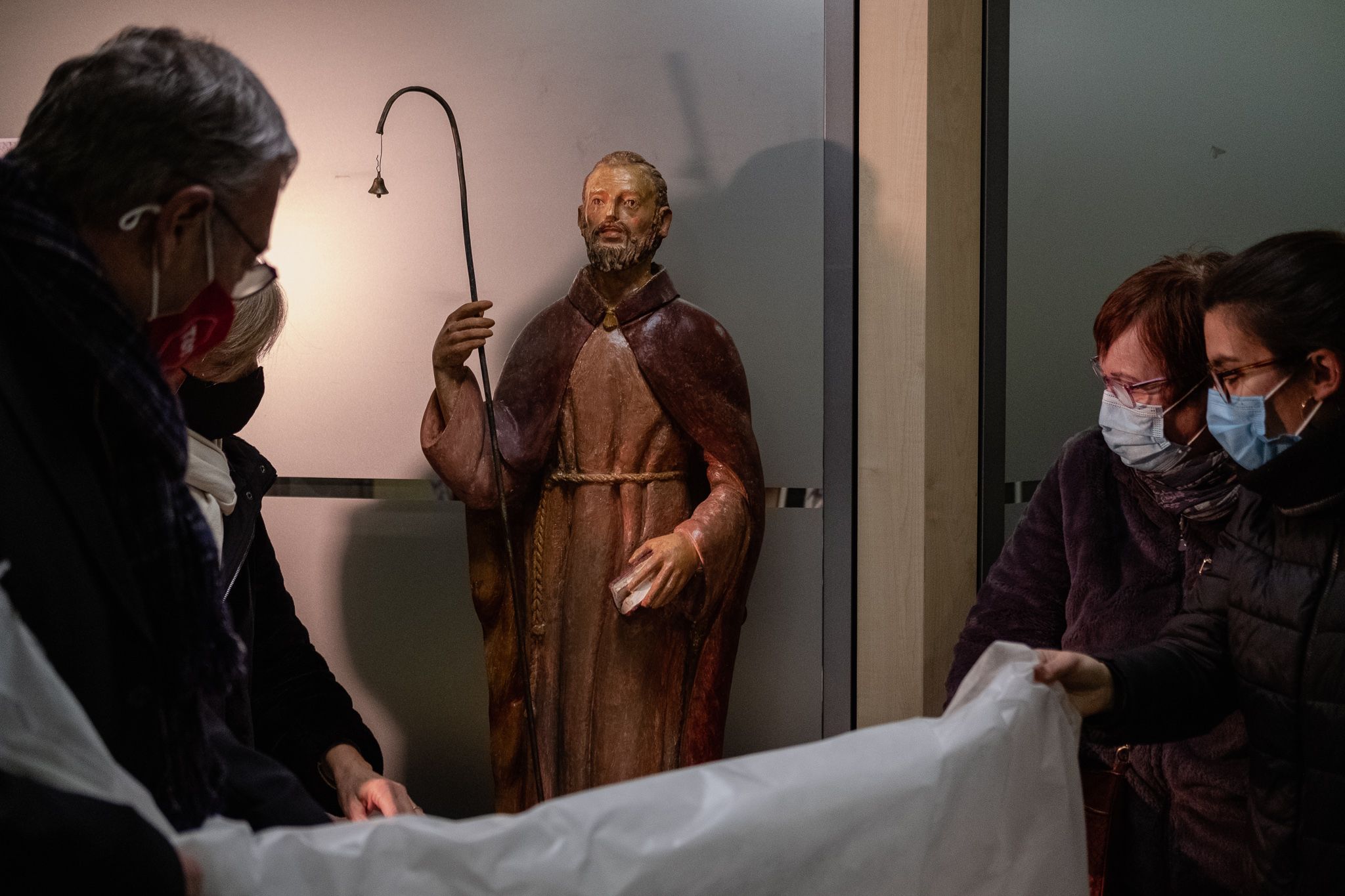 Descoberta de la figura restaurada de Sant Antoni. FOTO: Ale Gómez