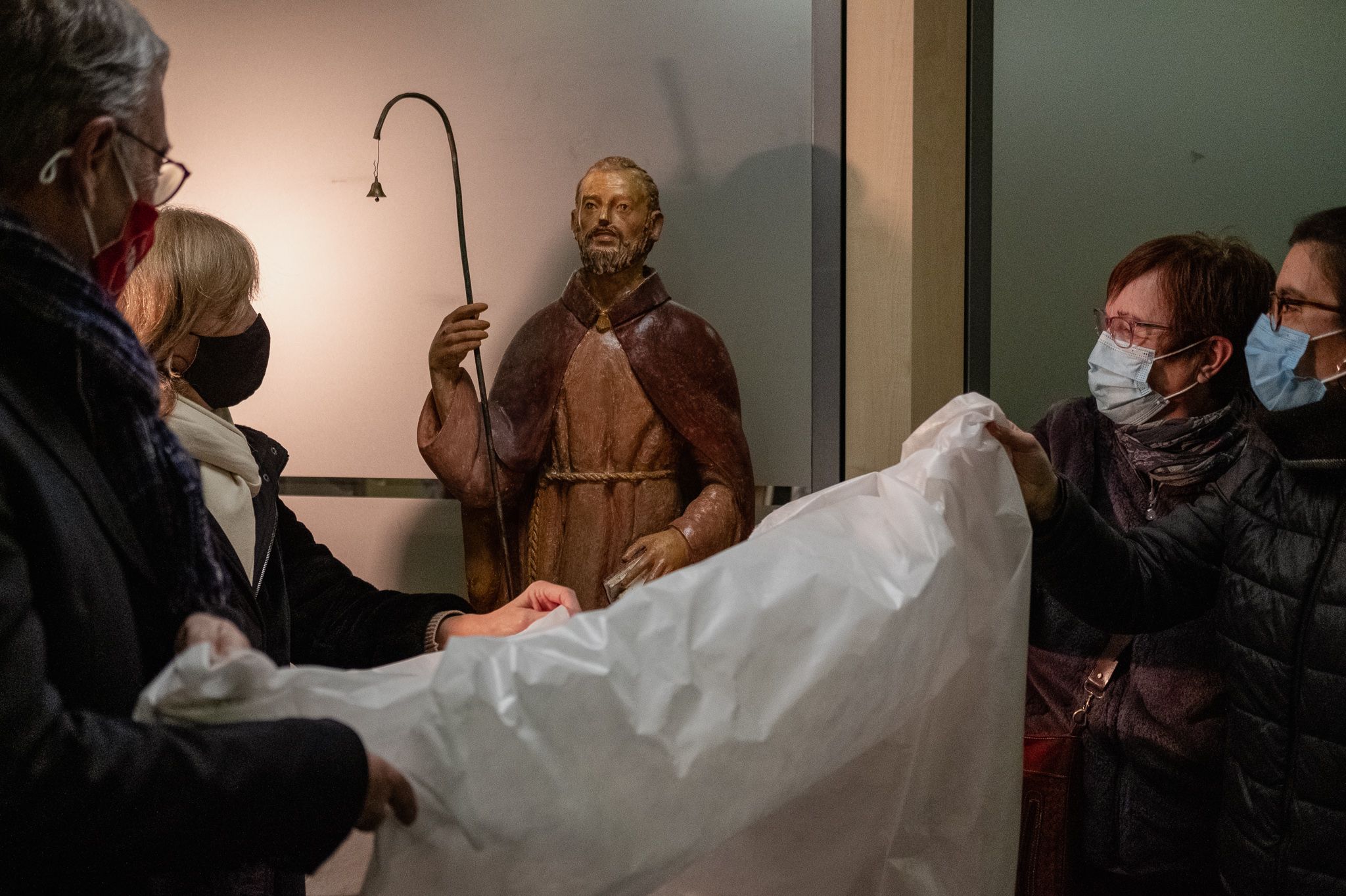 Descobriment de la figura restaurada de Sant Antoni. FOTO: Ale Gómez