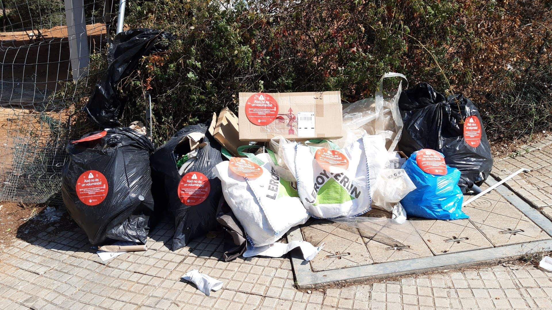 Un veí de Valldoreix ha estat sancionat per abandonar residus no voluminosos al carrer. FOTO: EMD Valldoreix