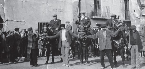 Festivitat de Sant Antoni 1930. Plaça de Sant Pere, cantonada c/ Sabadell i Sant Domènec. Banderer Josep Alegret Estapé . Cordonistes Joan Català Rodó i Miquel Farrés Vilanova. Aguantant els cavalls, el “Cura” i el “Piox”. FOTO: Cedida per M. Alegret