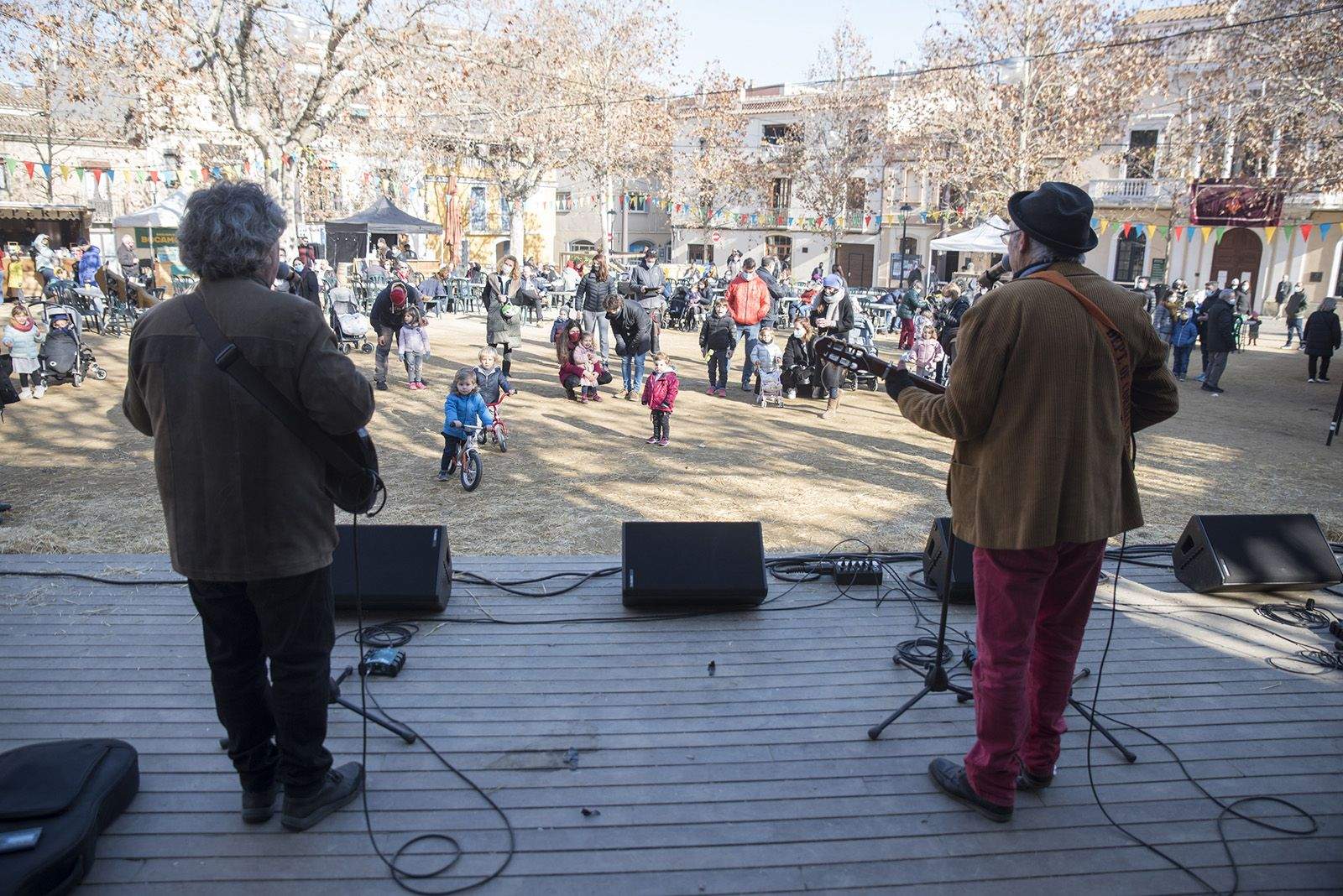 Vermut i animació infantil amb Jordi Tonietti a la plaça de Barcelona. Foto: Bernat Millet.