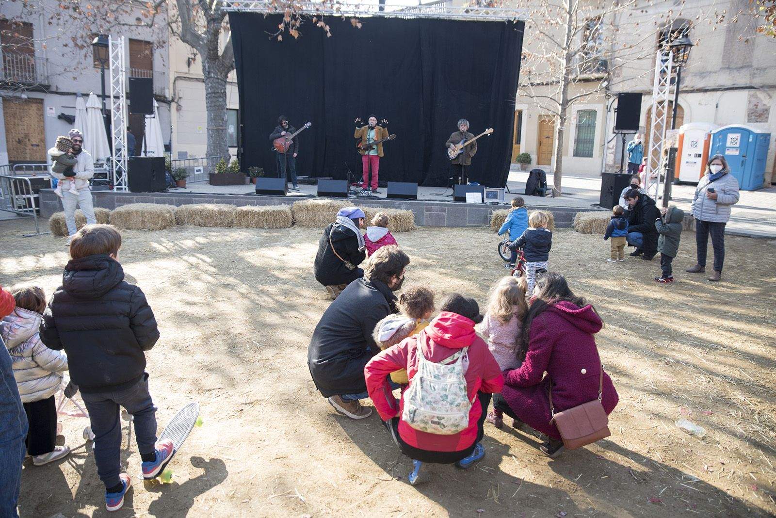 Vermut i animació infantil amb Jordi Tonietti a la plaça de Barcelona. Foto: Bernat Millet.