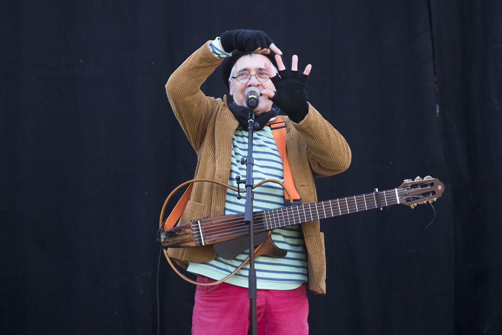 Vermut i animació infantil amb Jordi Tonietti a la plaça de Barcelona. Foto: Bernat Millet.