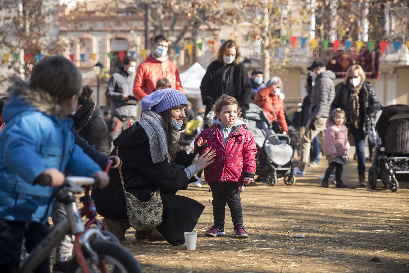 Vermut i animació infantil a la plaça de Barcelona. Foto: Bernat Millet.