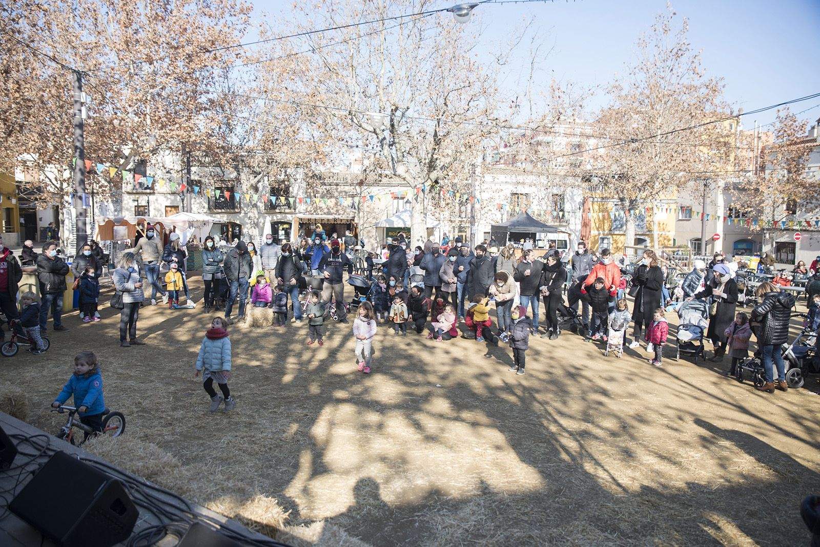 Vermut i animació infantil amb Jordi Tonietti a la plaça de Barcelona. Foto: Bernat Millet.