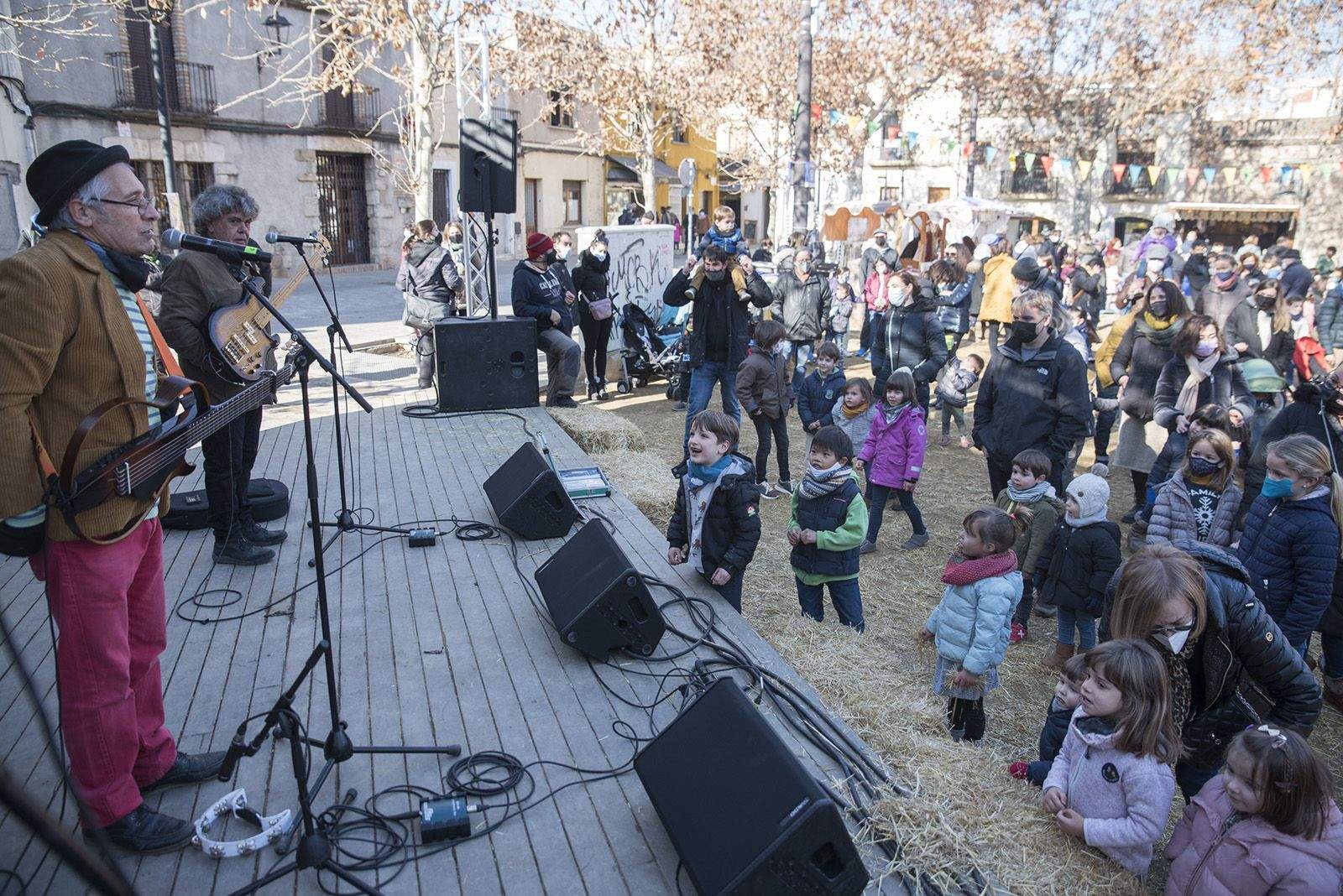 Vermut i animació infantil amb Jordi Tonietti a la plaça de Barcelona. Foto: Bernat Millet.