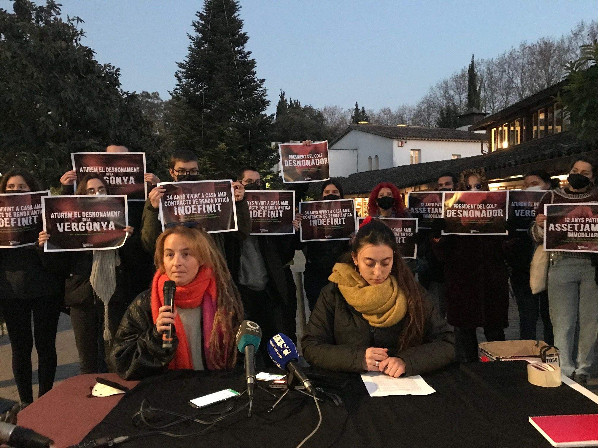 Carolina Soto (esquerra), llogatera afectada, i Mariona Bota (dreta), portaveu del Sindicat de Llogaters, en la roda de premsa davant el Golf de Sant Cugat. FOTO: Nielo Ballart