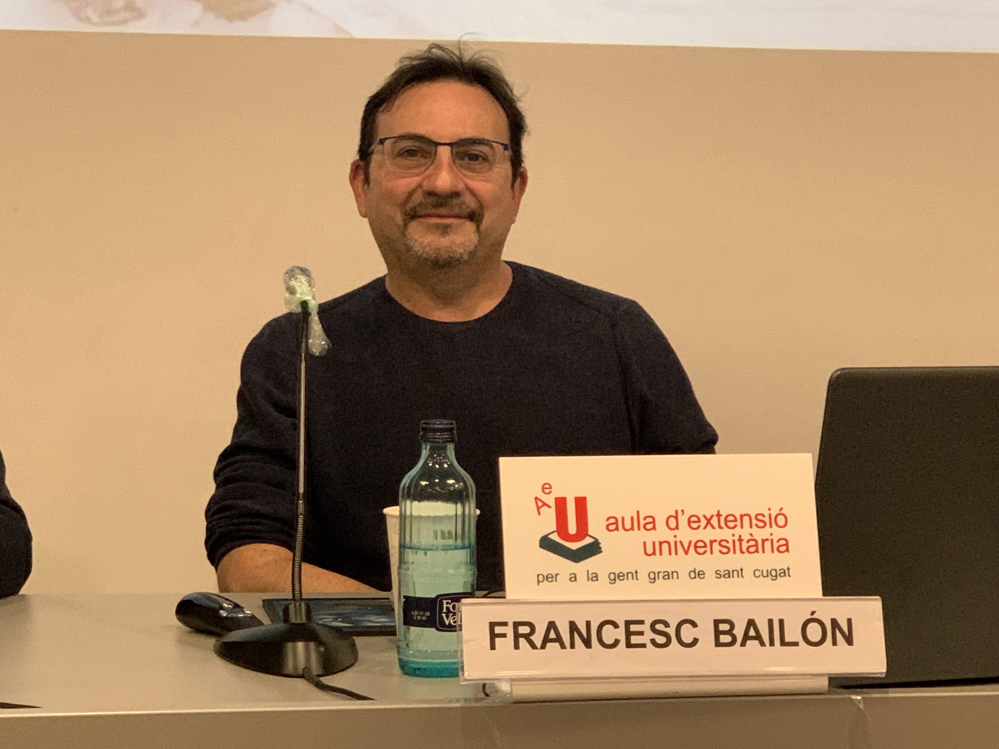 Francesc Bailón en una conferència sobre els inuits. FOTO: Cedida