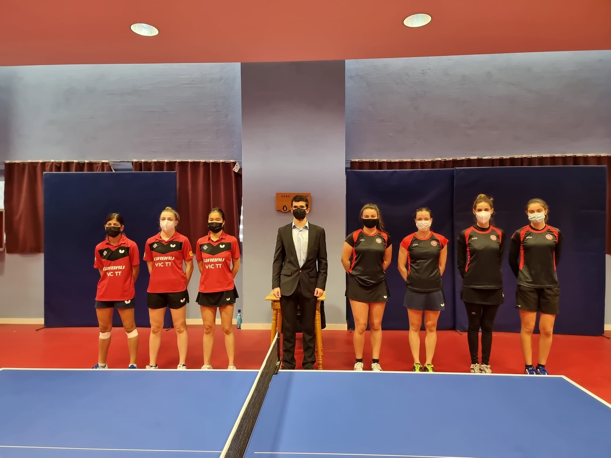 La UESC de tennis taula, a la dreta de la imatge, en la victòria en la fase regular davant el Girbau Vic TT. FOTO: Cedida